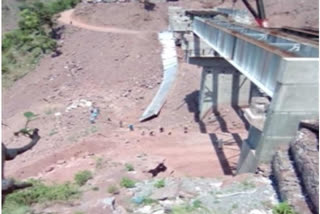 زیر تعمیر پل گرنے سے دو مزدور زخمی