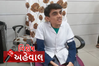 વિકલાંગ હોવા છતાં મક્કમ મન સાથે 17 દિવસ કોવિડ વૉર્ડમાં ફરજ બજાવી આ યુવકે