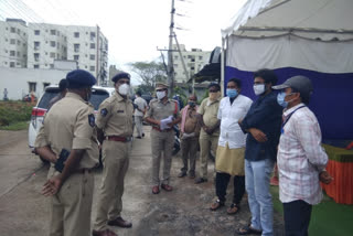 Urban SP inspecting Guntur Containment Zones