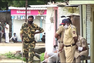 Stone pelting by peoples on police in Washim