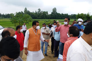 बाढ़ की तैयारियों का जायजा लेने पहुंचे जलशक्ति मंत्री डॉ महेंद्र सिंह