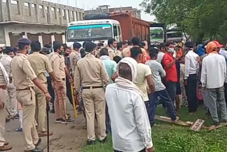 in-singrauli-relatives-of-deceased-workers-jammed-to-demand-compensation