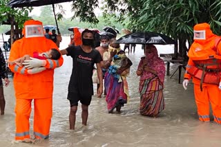 মহামাৰীৰ মাজতো বানাক্ৰান্তক উদ্ধাৰত দিনে-নিশাই ব্যস্ত এনডিআৰএফ