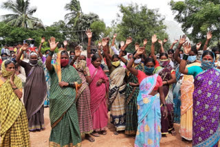 ವಸತಿ ನಿವೇಶನಕ್ಕಾಗಿ ನೂರಾರು ಮಹಿಳೆಯರಿಂದ ಉಪವಾಸ