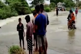 heavy rain in east godavari dst floating at highway roads