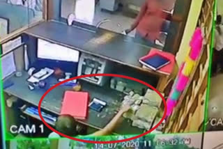 boy steals Rs 10 lakh from bank  robbery in 30 seconds  madhya pradesh bank  Jawad District Cooperative Bank  10-yr-old boy steals Rs 10 lakh  ഭോപ്പാൽ  മധ്യ പ്രദേശ്  മോഷണം  പത്ത് വയസുകാരൻ ബാങ്കിൽ നിന്ന് പത്ത് ലക്ഷം മോഷ്‌ടിച്ചു  ജവാദ് ജില്ലാ സഹകരണ ബാങ്ക്  നീമാച്ച്