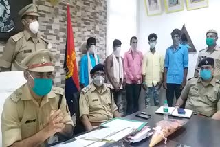 पुलिस की गिरफ्त में आरोपी.