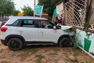 Uncontrolled car broke the boundary wall of Tehsil office in shivpuri