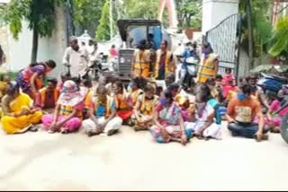 Workers' dharna in front of the municipal office