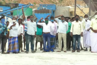 formers protest at rayadurgam ananthapuram district