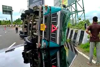 tanker-overturns-on-mumbai-pune-route-at-pune