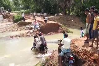 3 villages lost contact with block due to Bridge broken in bokaro, Bridge broken in bokaro, Trouble due to bridge collapse in Bokaro, बोकारो में पुल टूट जाने से परेशानी, बोकारो में पुल टूटने के कारण 3 गांवों का ब्लॉक से संपर्क टूटा, बोकारो में पुल टूटा