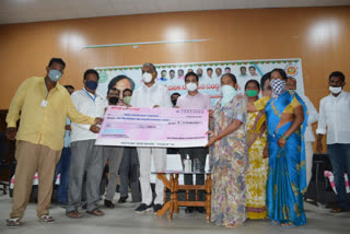 minister harish rao cheques distribution to small traders in siddipet district