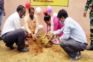 SDM visited Bengabad and Gandey Block giridih, SDM Prerna Dixit visited Bengabad giridih, SDM did plantation in giridih, एसडीएम ने किया बेंगाबाद और गांडेय प्रखंड का दौरा, एसडीएम प्रेरणा दीक्षित ने किया बेंगाबाद का दौरा, गिरिडीह एसडीएम ने किया पौधारोपण