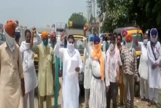 Auto drivers of Moga submitted their demand letter to the Deputy Commissioner