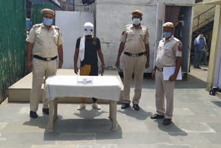 Delhi Police arrested a crook in Sarai Kale khan