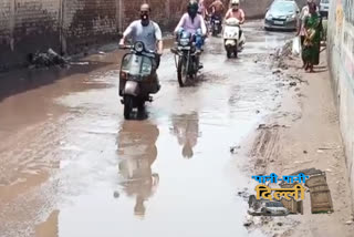 People facing waterlogging  at mundka in Delhi