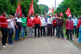 Protests in Manmad against the decision of Central Government