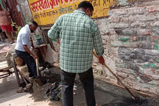 Cleaner Workers of MCD facing problem in Prem nagar ward 43 of Kirari during cleaning work