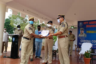 Hyderabad CP Anjani kumar Gives Prizes to police staff who cured from corona virusv