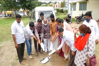 Congress burn the state letter of  Karnataka land reform amendment act