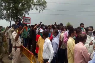 People surrounded the police post