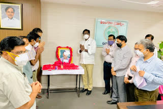 transport minister puvvada ajay kumar paid tribute to hyderabad rtc ed venkateshwara rao