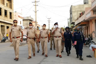 पुलिस ने लोगों के काटे चालान, Police cut challans of people