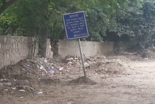 Dirt bunk near Qutub Minar in delhi