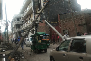 electric pole hanging in road can cause big accident at karawal nagar