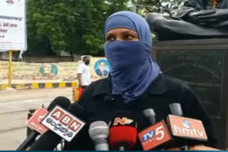 woman conistable dharna in kurnool collectorate office