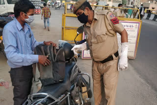 Delhi police doing picket checking in Kakrola