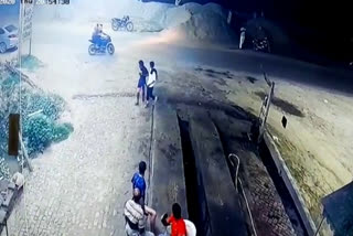 Bike riders miscreants firing outside liquor shop in fatehabad