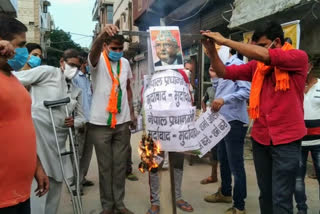 BJP burns Oli in effigy