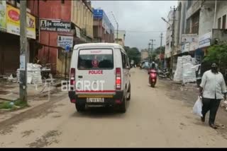 Strict lockdown in Dharwad..police came out into street to close shops