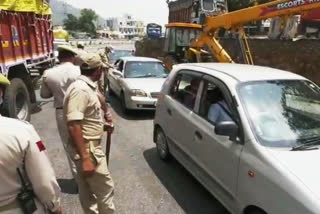 بنا ہوٹل بک کیے سیاحتی مقام پر جانے پر روک