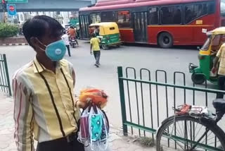 migrant workers sell masks on road in Peeragarhi delhi