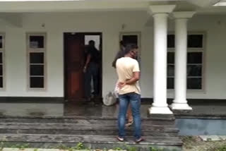 Customs raid on Faisal Fareed's house ends  ഫൈസൽ ഫരീദിന്‍റെ വീട്ടിൽ കസ്റ്റംസ് നടത്തിയ റെയ്‍ഡ്  ഫൈസൽ ഫരീദിന്‍റെ വീട്ടിൽ റെയ്‍ഡ്  സ്വർണക്കടത്ത് കേസ്  Customs raid on Faisal Fareed's house  Faisal Fareed's house