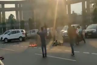 women sets her self ablaze infront of lucknow vidhansabha