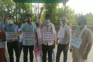 AAP councilors protest in  premises of Balak Ram Hospital at delhi