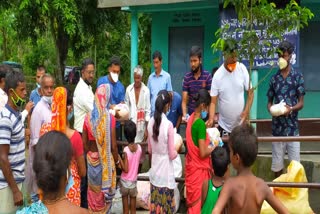 বিজনীত বাঙালী যুৱ ছাত্ৰ ফেডাৰেচনৰ সামগ্ৰী বিতৰণ