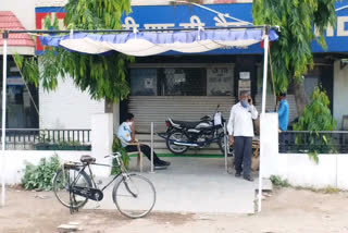 Employees of HDFC Bank and Medical Store in Mandsaur get corona infected