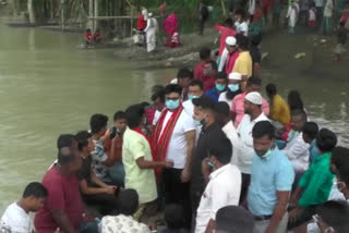 ডি জে ত গীত বজাই বান সাহাৰ্য্য বিতৰণ বিজেপি নেতাৰ