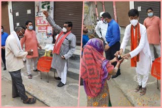 bjp workers distributed mask and sanitizer in sonia vihar delhi