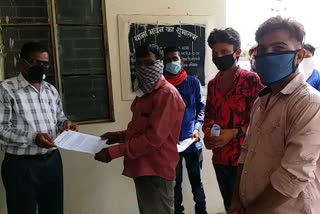 Tribal Mahasabha members submitted memorandum about incident with Dalit family Guna