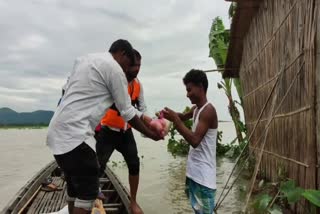 rejaul karim sarkar distributed  flood relief in bilashipara