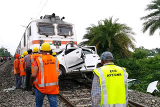 Husband and wife died in a car collision with train in patna