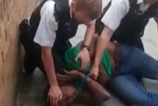 UK officer  kneel on Black man's neck  Black man's neck  London police officer  യുകെ പൊലീസ്  കറുത്ത വർഗക്കാരൻ  ലണ്ടൻ