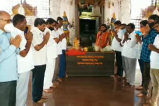 Trs leaders held special pujas in Nalgonda district to recovery from MLA Bhaskar Corona