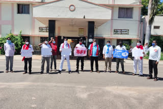 citu-leaders-protest-at karimnagar railway statiom to-stop-railway-privatization